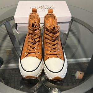 High Top sneakers tan